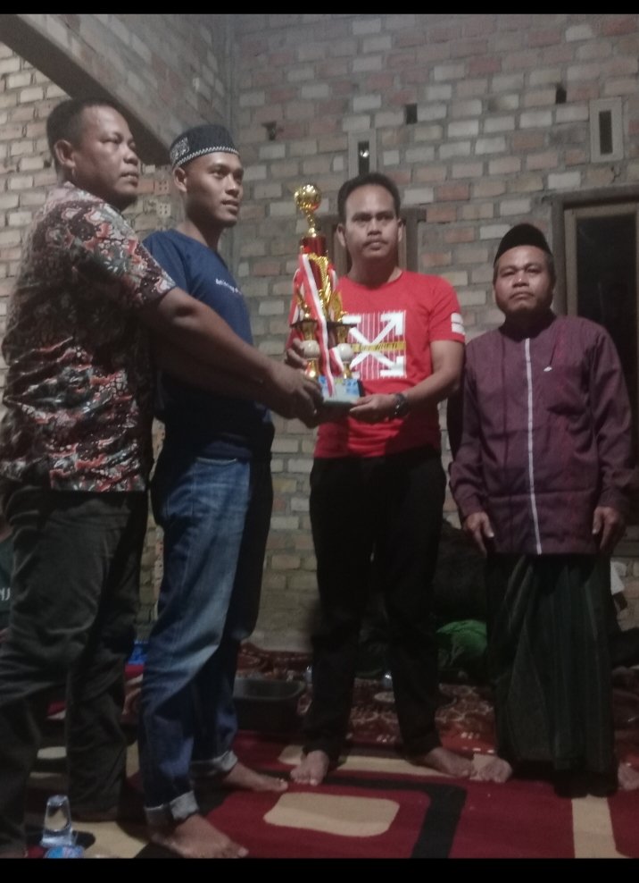 Syukuran, Kemenangan Team PERSIPEN FC Sekaligus Serahkan Piala Kepada Pemdes Peninjauan