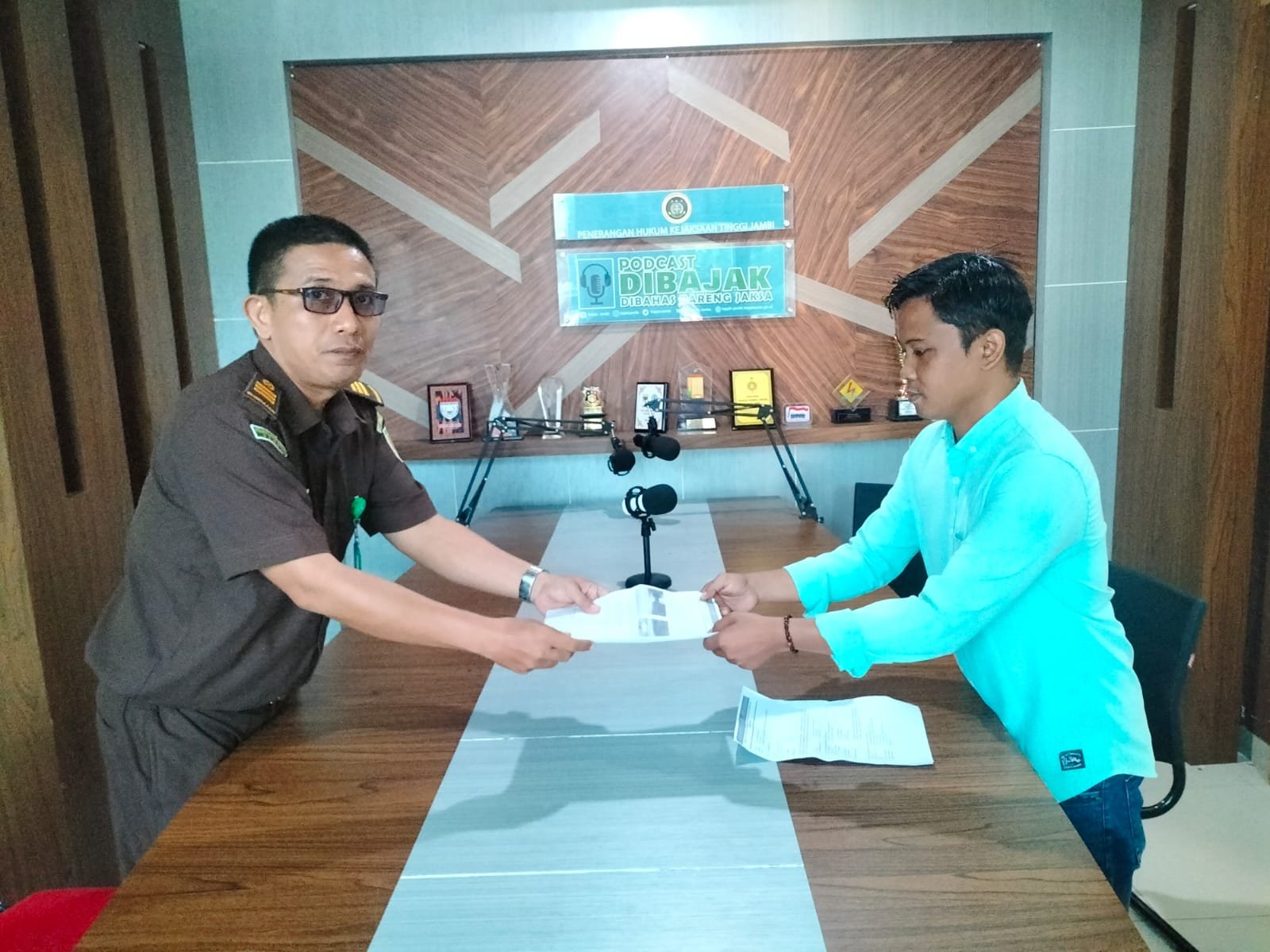 Dugaan Korupsi Pada Pekerjaan Jembatan Parit Abak Tanjab Barat Dilaporkan Ke Kajati