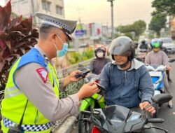 Satlantas Polresta Jambi Peduli Kesehatan Bagi-Bagi Masker Kepada Pengendara Roda Dua