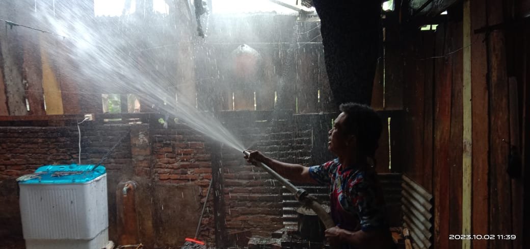 Lalai Matikan Kayu Sisa Masak, Dapur Rumah Warga Semaka Tanggamus Terbakar