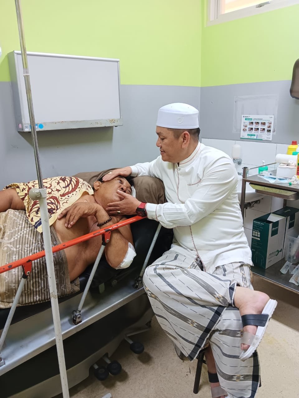 Tgk. M. Yunus Menjenguk Eks Kombatan GAM Yang Sedang Dirawat Di RS Zainal Abidin