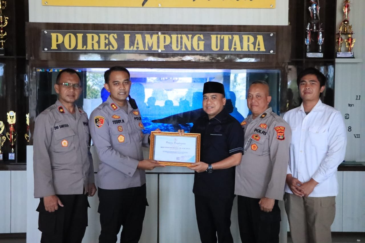 Ungkap Kasus Menonjol, Kapolres Lampung Utara Terima Penghargaan Dari Ketua DPRD Lampung Utara
