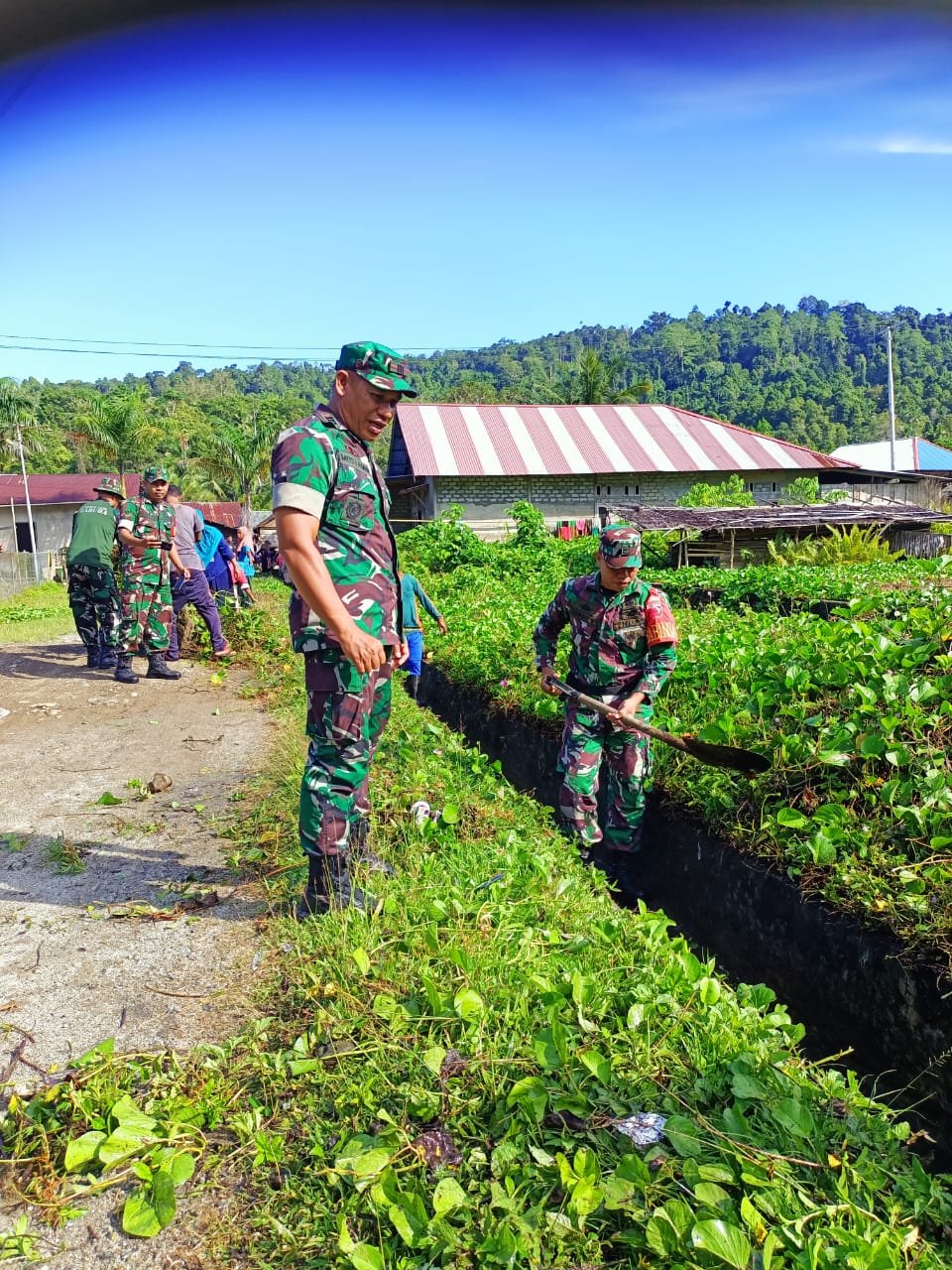 Danramil 1509 - 01 Bacan Menggandeng Babinsa Berkunjung Di Desa Kaputusang