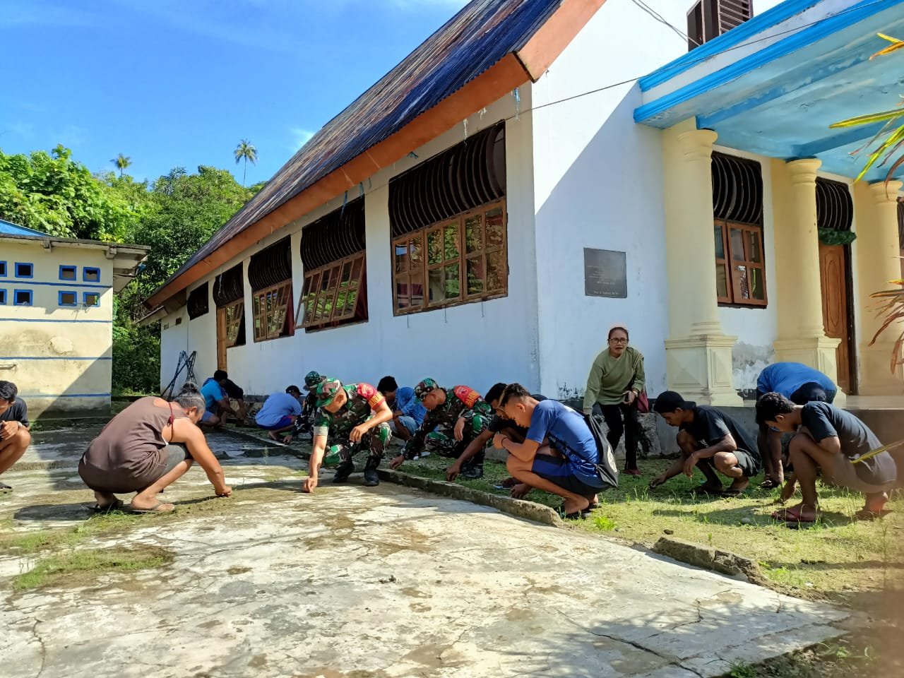 Danramil 1509 - 01 Bacan Menggandeng Babinsa Berkunjung Di Desa Kaputusang