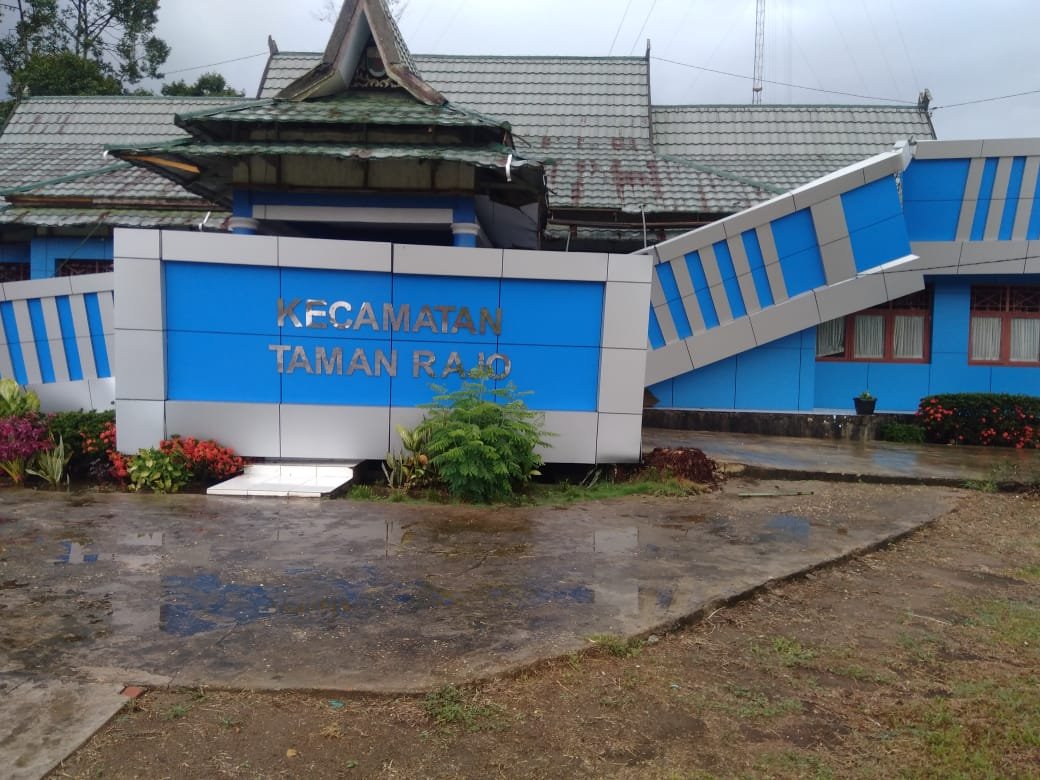 Ya..Ampun.!! Baru Seumur Jagung Proyek Pembangunan Kantor Camat Taman Rajo Sudah Ambruk Berantakan