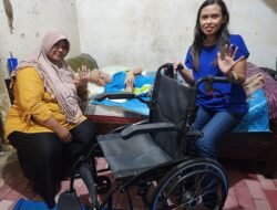 Ita Primaria Lestari Serahkan Bantuan Kursi Roda di Kelurahan Wates Kota Mojokerto