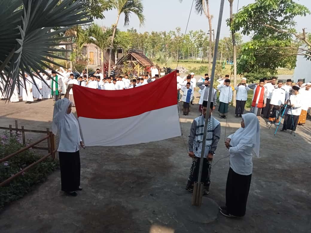 Pondok Pesantren Khomsani Nur Gelar Upacara Gabungan Memperingati Hari Santri