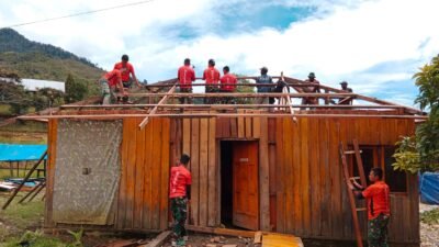 Peduli Pembangunan, Satgas Pamrahwan 721 Bangun Rumah Untuk Warga