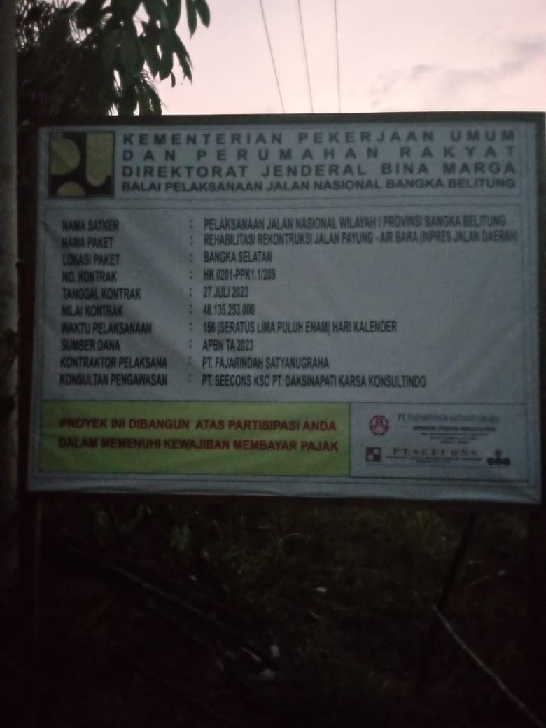 Pengerjaan Proyek Pelebaran Jalan Payung Air Bara Yang Dimana Alat Material Tidak Tersusun Rapi Berserakan Dapat Menimbulkan Kecelakaan