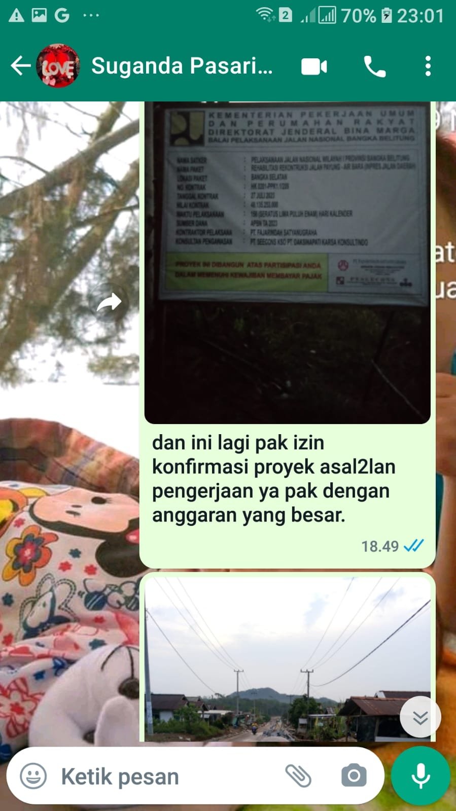Pengerjaan Proyek Pelebaran Jalan Payung Air Bara Yang Dimana Alat Material Tidak Tersusun Rapi Berserakan Dapat Menimbulkan Kecelakaan