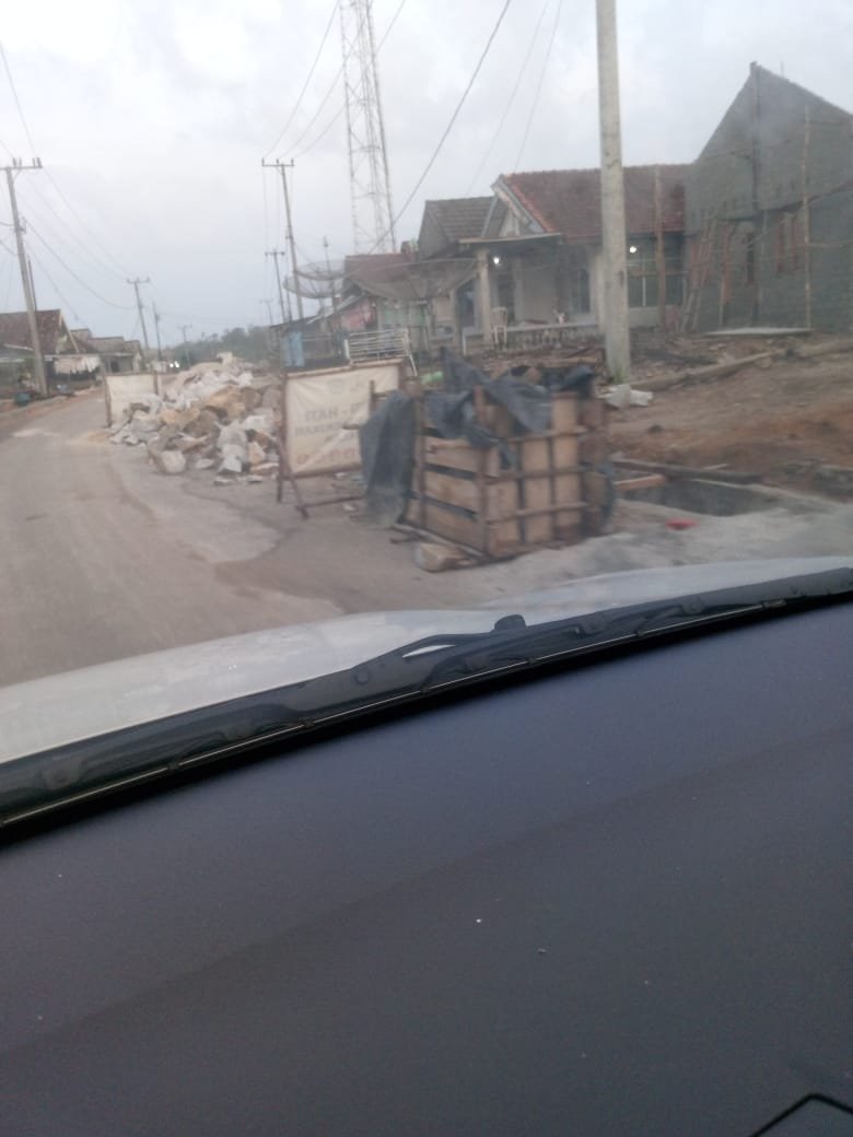 Pengerjaan Proyek Pelebaran Jalan Payung Air Bara Yang Dimana Alat Material Tidak Tersusun Rapi Berserakan Dapat Menimbulkan Kecelakaan