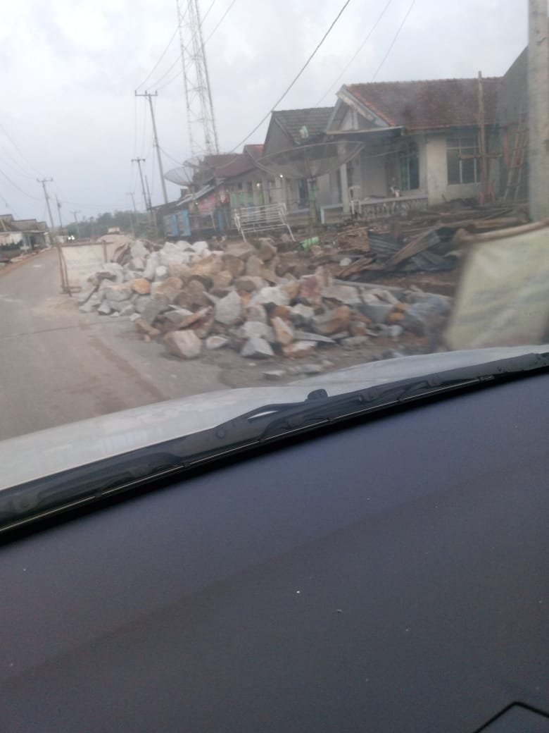 Pengerjaan Proyek Pelebaran Jalan Payung Air Bara Yang Dimana Alat Material Tidak Tersusun Rapi Berserakan Dapat Menimbulkan Kecelakaan