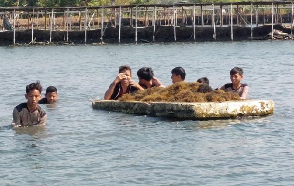Siswa SMPIT Insan Kamil Lakukan Bakti Karya di Dusun Kalialo Kupang Jabon