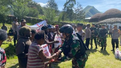 Satgas Pamrahwan Yonif 721/Makkasau Bagikan Sembako