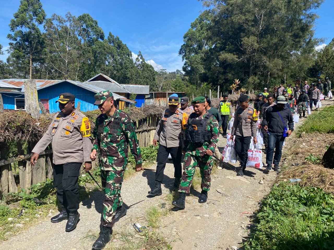 Satgas Pamrahwan Yonif 721/Makkasau Bagikan Sembako