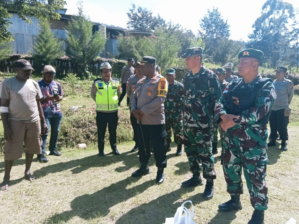 Satgas Pamrahwan Yonif 721/Makkasau Bagikan Sembako