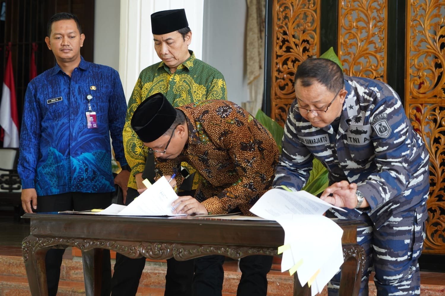 Bupati Sidoarjo Serahkan Hibah 11 Unit Mobil Operasional Untuk TNI AL