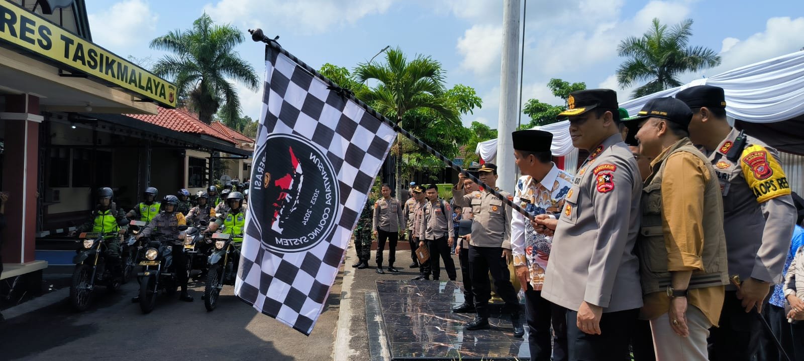 Wujudkan Pemilu Damai, Kaops Nusantara Cooling System Tebar 1.500 Paket Sembako di Tasikmalaya