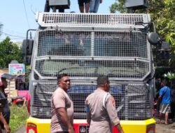 Babinsa Dan Bhabinkamtibmas Desa Mandaong Bantu Warga Untuk Jinakkan Si Jago Merah