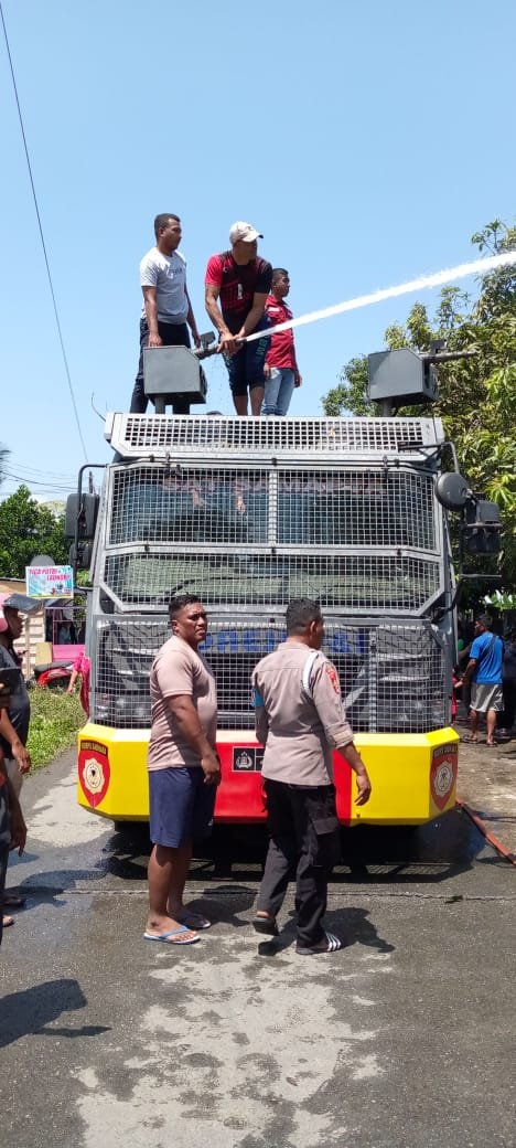 Babinsa Dan Bhabinkamtibmas Desa Mandaong Bantu Warga Untuk Jinakkan Si Jago Merah