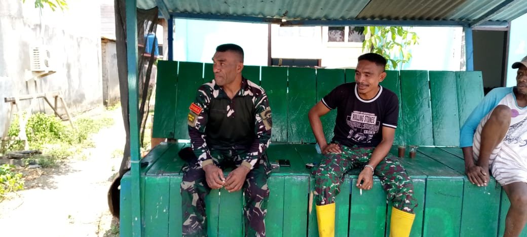 Babinsa Dan Bhabinkamtibmas Desa Mandaong Bantu Warga Untuk Jinakkan Si Jago Merah