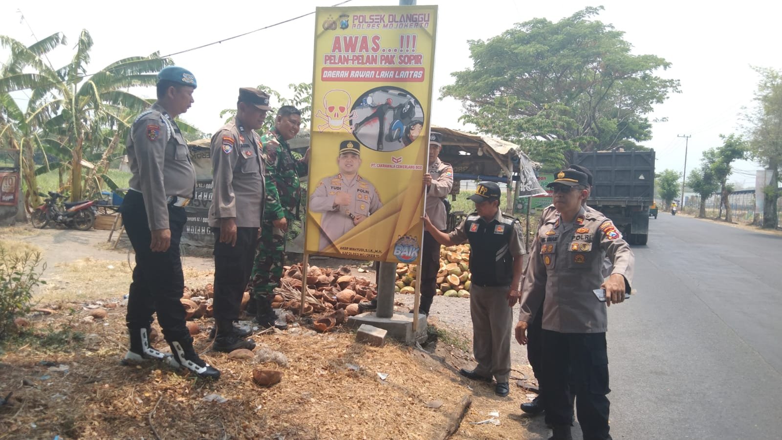 Kapolsek Dlanggu Iptu Umam Pasang Himbauan Daerah Rawan Laka Lantas