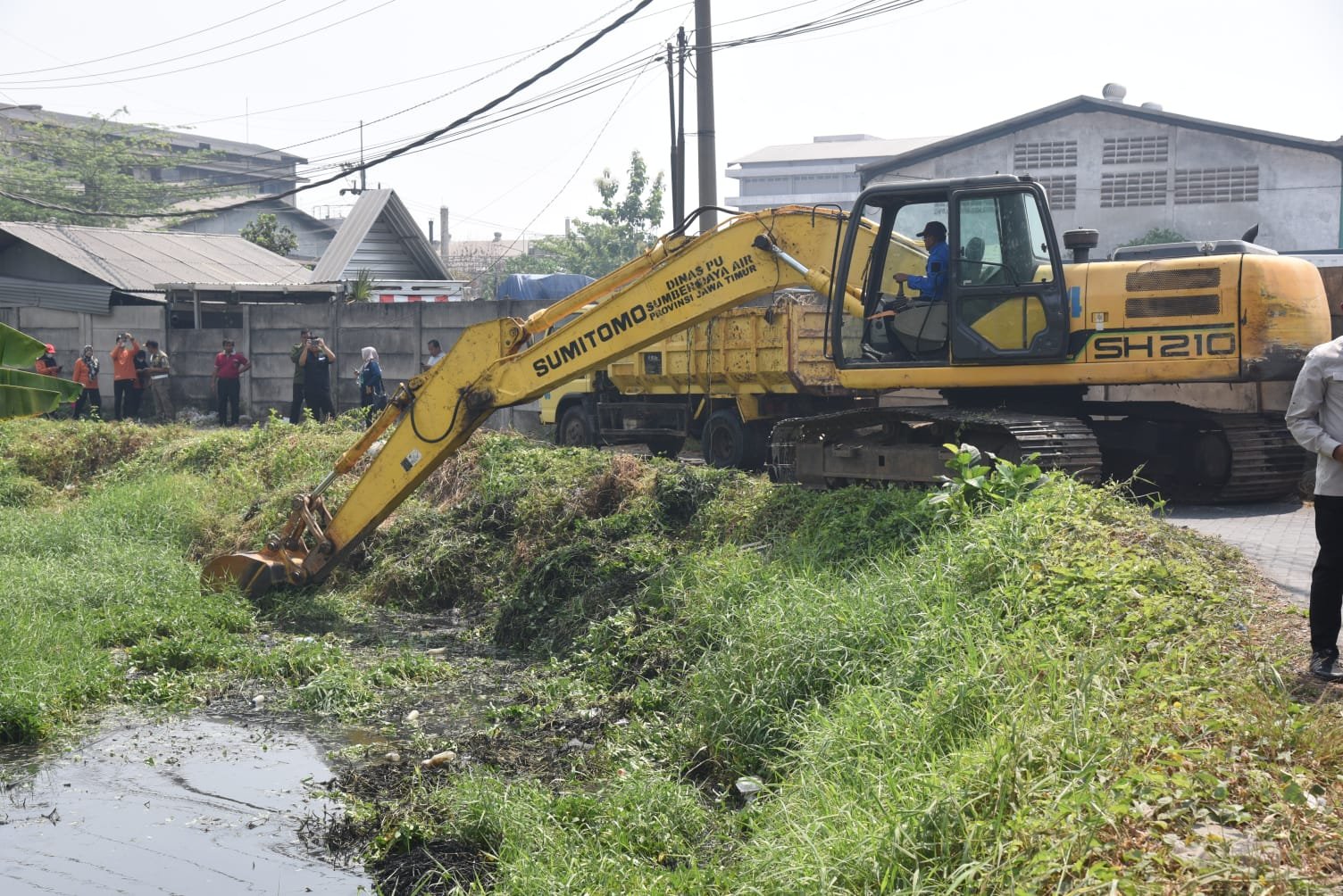 Sungai Jomblong Desa Gemurung Sidoarjo Dibersihkan dan Dikeruk