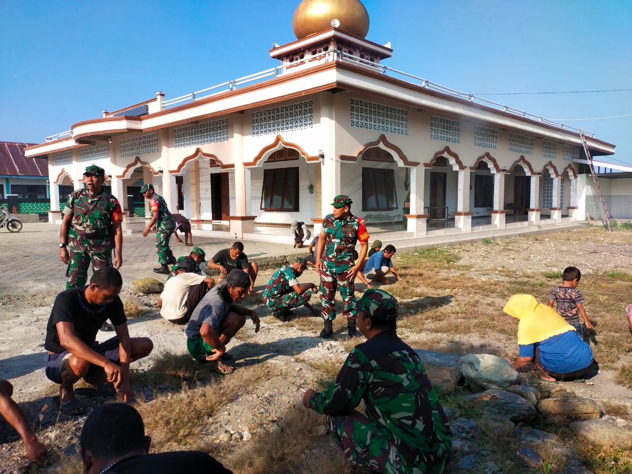 Pelaksanaan Kegiatan Jumat bersih bersama Staf kecamatan dan Warga Di Ds. Tuakona Kec. Bacan Selatan Kab. Halsel