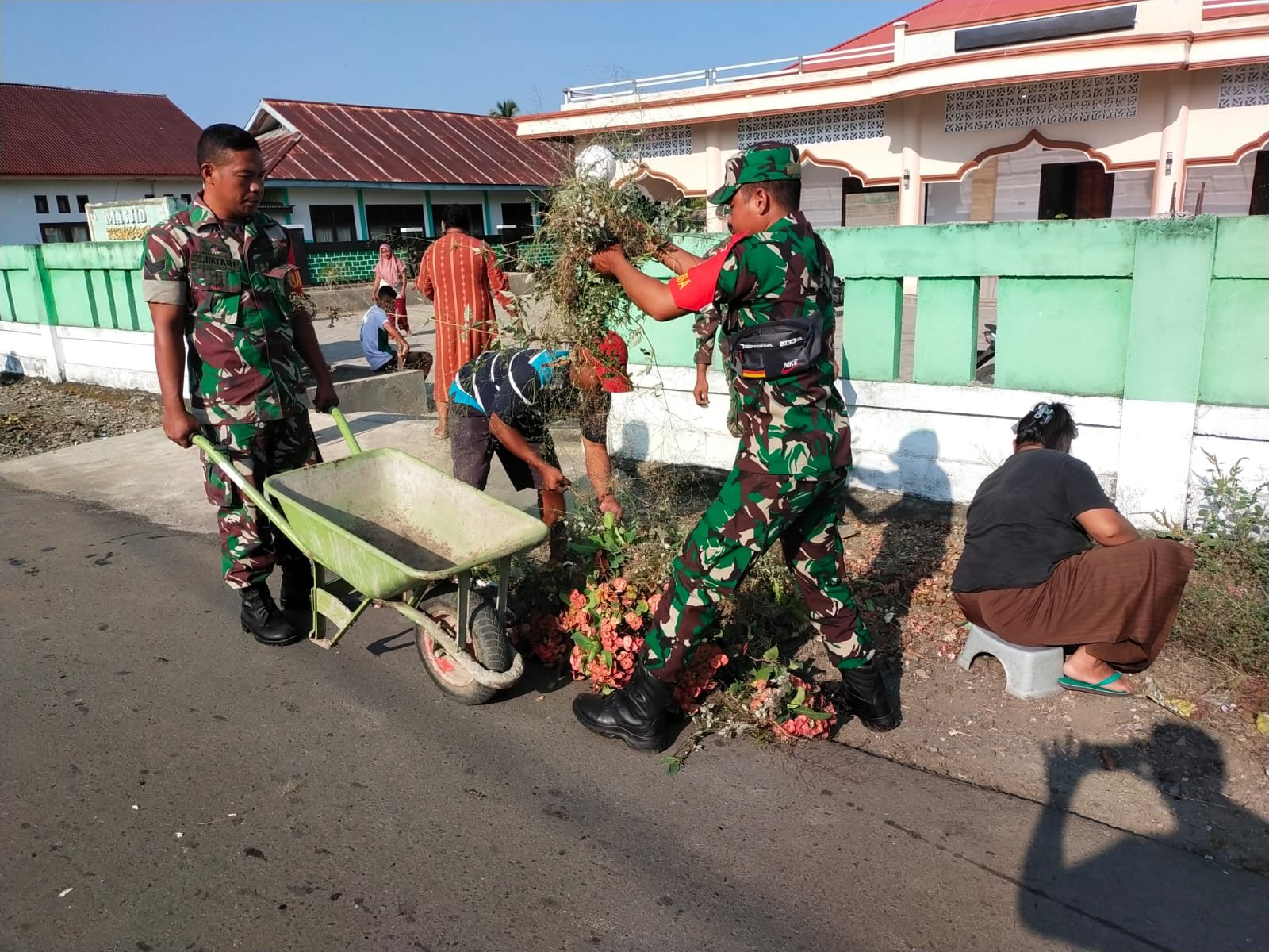 Pelaksanaan Kegiatan Jumat bersih bersama Staf kecamatan dan Warga Di Ds. Tuakona Kec. Bacan Selatan Kab. Halsel