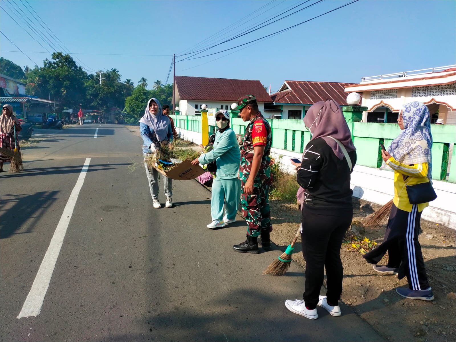 Pelaksanaan Kegiatan Jumat bersih bersama Staf kecamatan dan Warga Di Ds. Tuakona Kec. Bacan Selatan Kab. Halsel