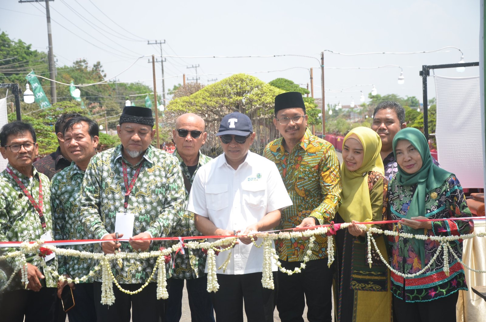 Dibuka Menkop dan Bupati Sidoarjo, Pameran Bonsai yang Dipamerkan di MPP Harga Capai Rp. 2 Miliar