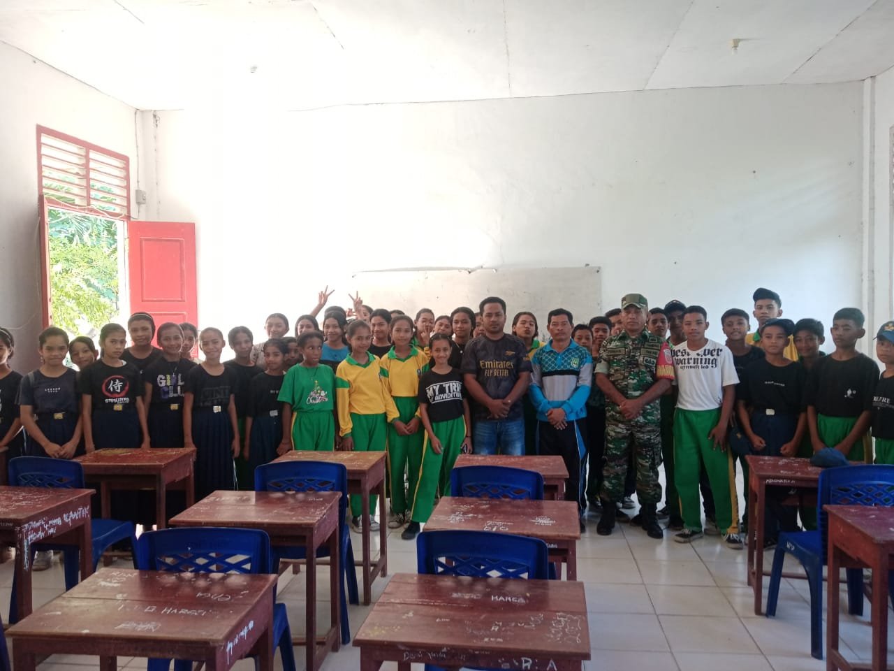 Babinsa Desa Tawa Kecamatan Bacan Timur Tengah Berikan Materi PBB, PPM Dan Sosialisasi Pencegahan Bullying di Sekolah SMP Nurul Hasan Tawa