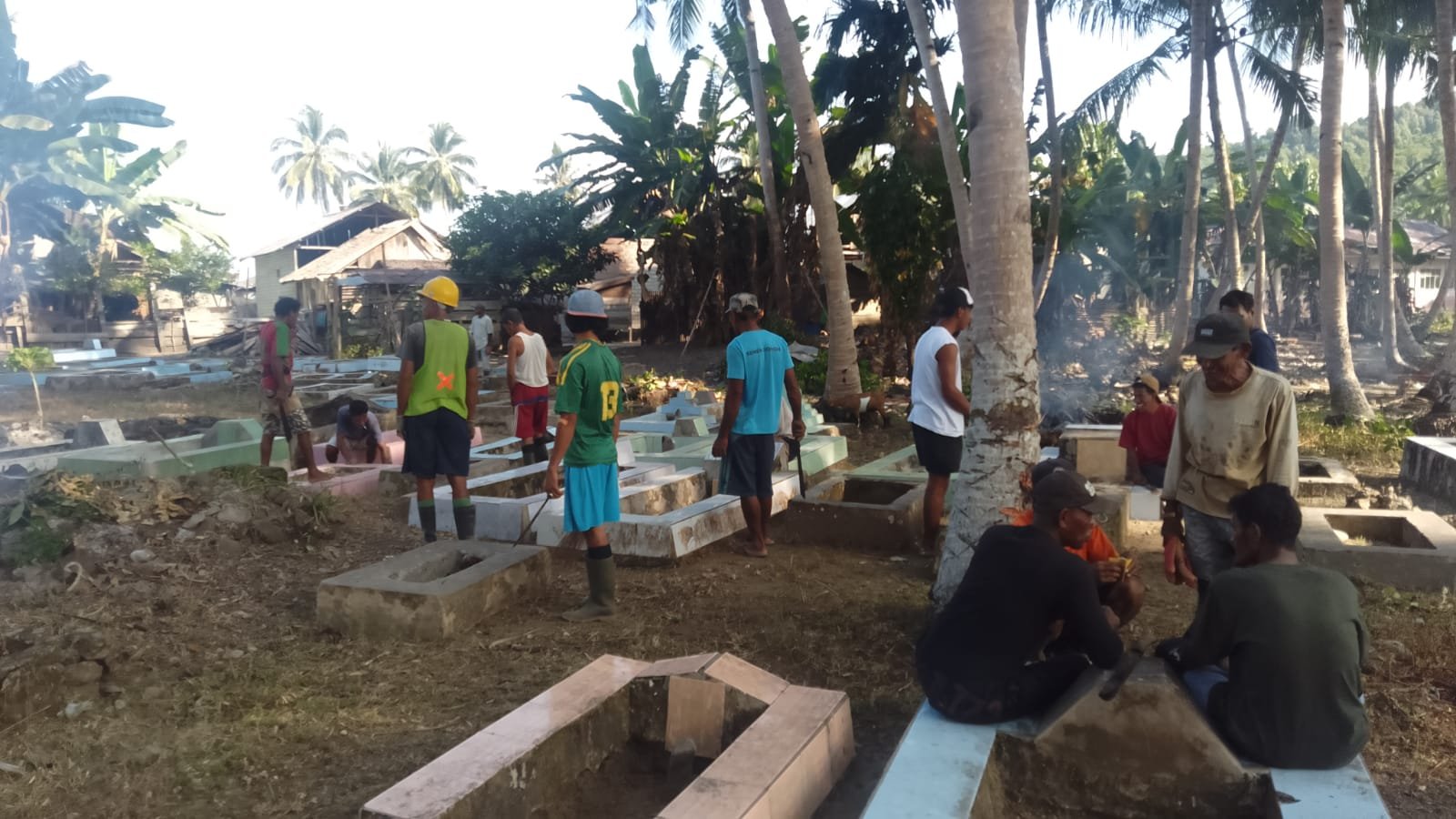 Laksanakan Giat Jum'at Bersih, Babinsa Dan Warga Kerja Bakti Bersihkan Lingkungan