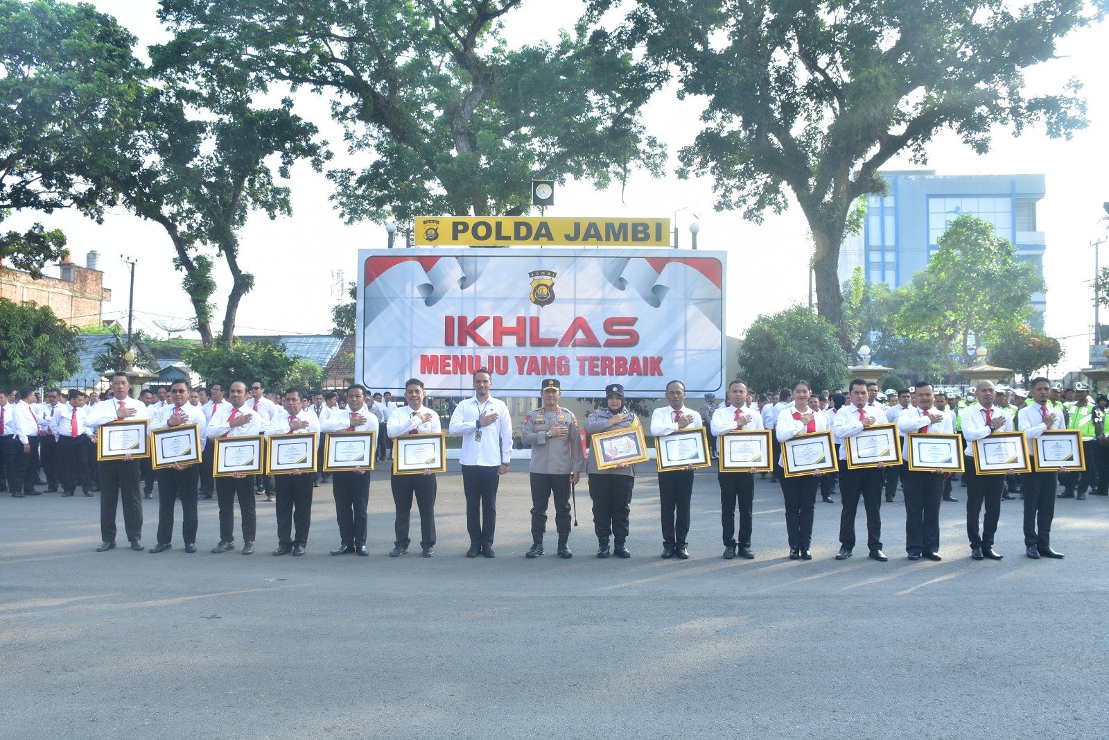 Kapolda Jambi Berikan Reward Kepada Personel Berprestasi " Terus Berbakti Untuk Negeri"