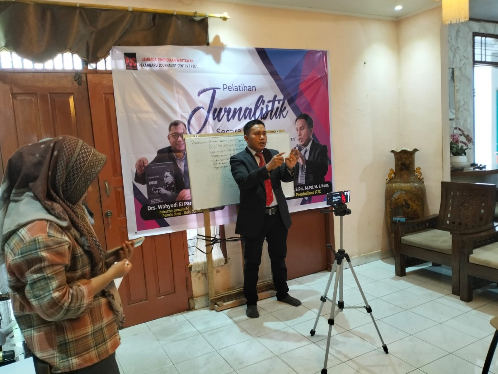Acara Pelatihan Jurnalistik. Direktur PJC Abdul Kadir S,Pd M, Pd. MI Com Menyampaikan Pendidikan Saat Ini Memperhatinkan