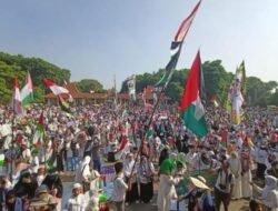 Bagikan Semangka, Ribuan Warga Sidoarjo Gelar Aksi Bela Palestina