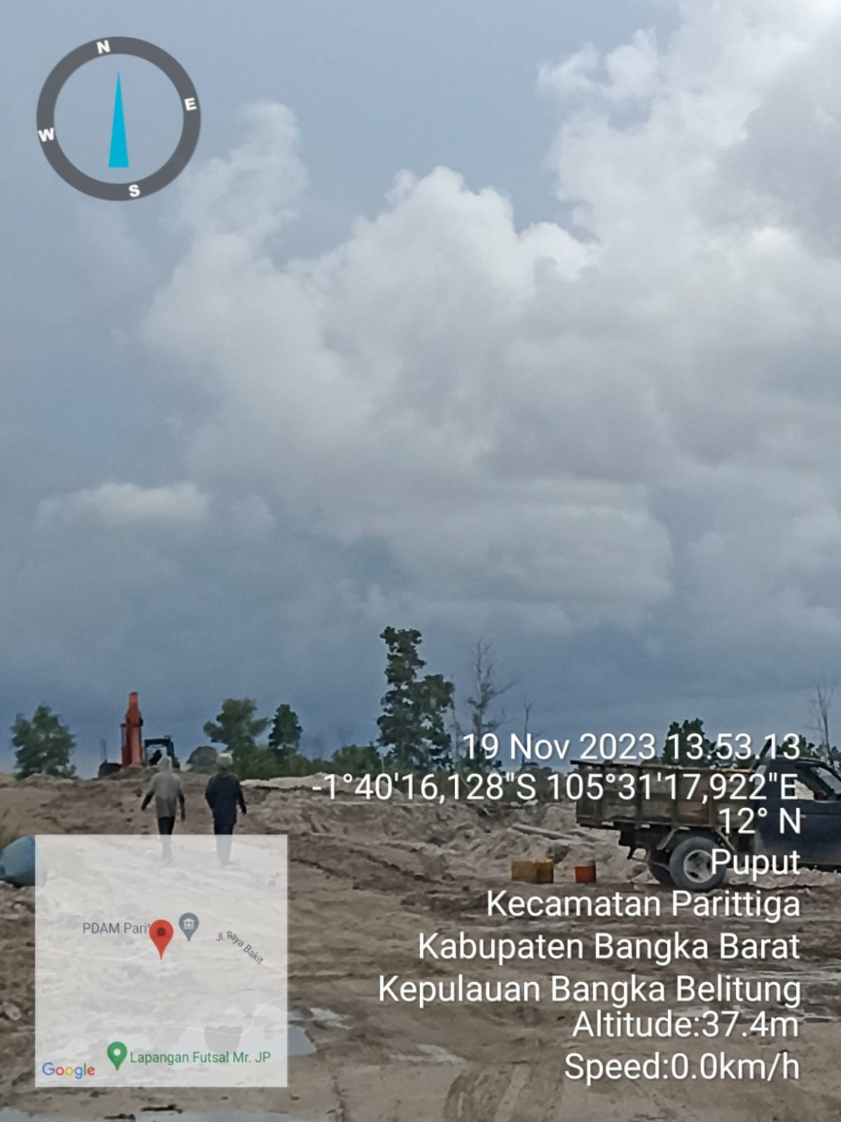Aktivitas Tambang Timah Diduga Iilegal Terlihat Beberapa Meter Dari Badan Jalan Parit Tiga