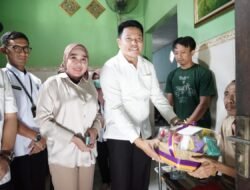 Jenguk Warga Sakit, Wabup Subandi Minta Puskesmas dan RSUD Memantau Langsung