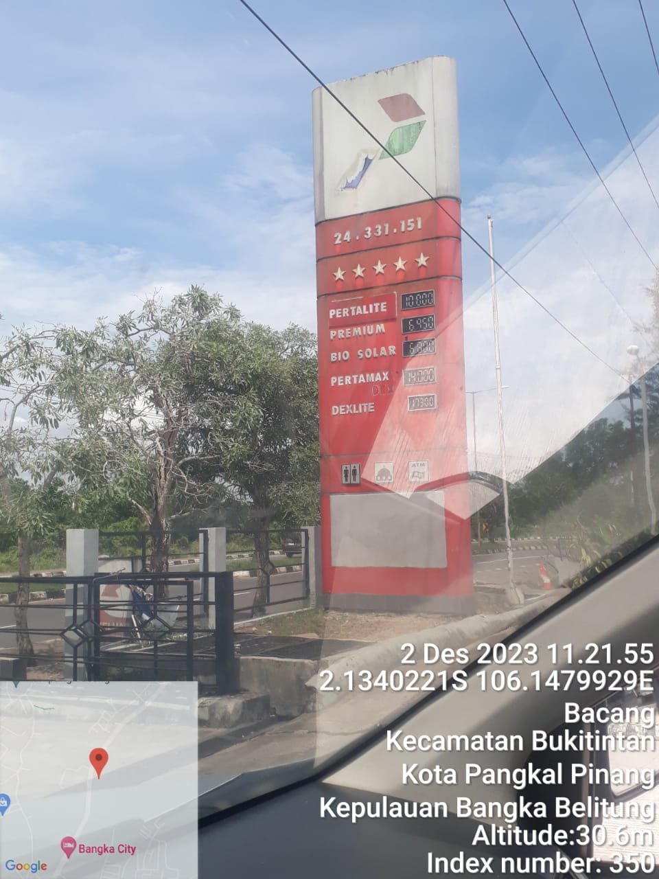 Antrian Truk di SPBU 24331151 Bacang Jadi Ancaman Keselamatan Penguna Jalan Dan Membiarkan Atrian Tersebut Terparkir Didalam SPBU