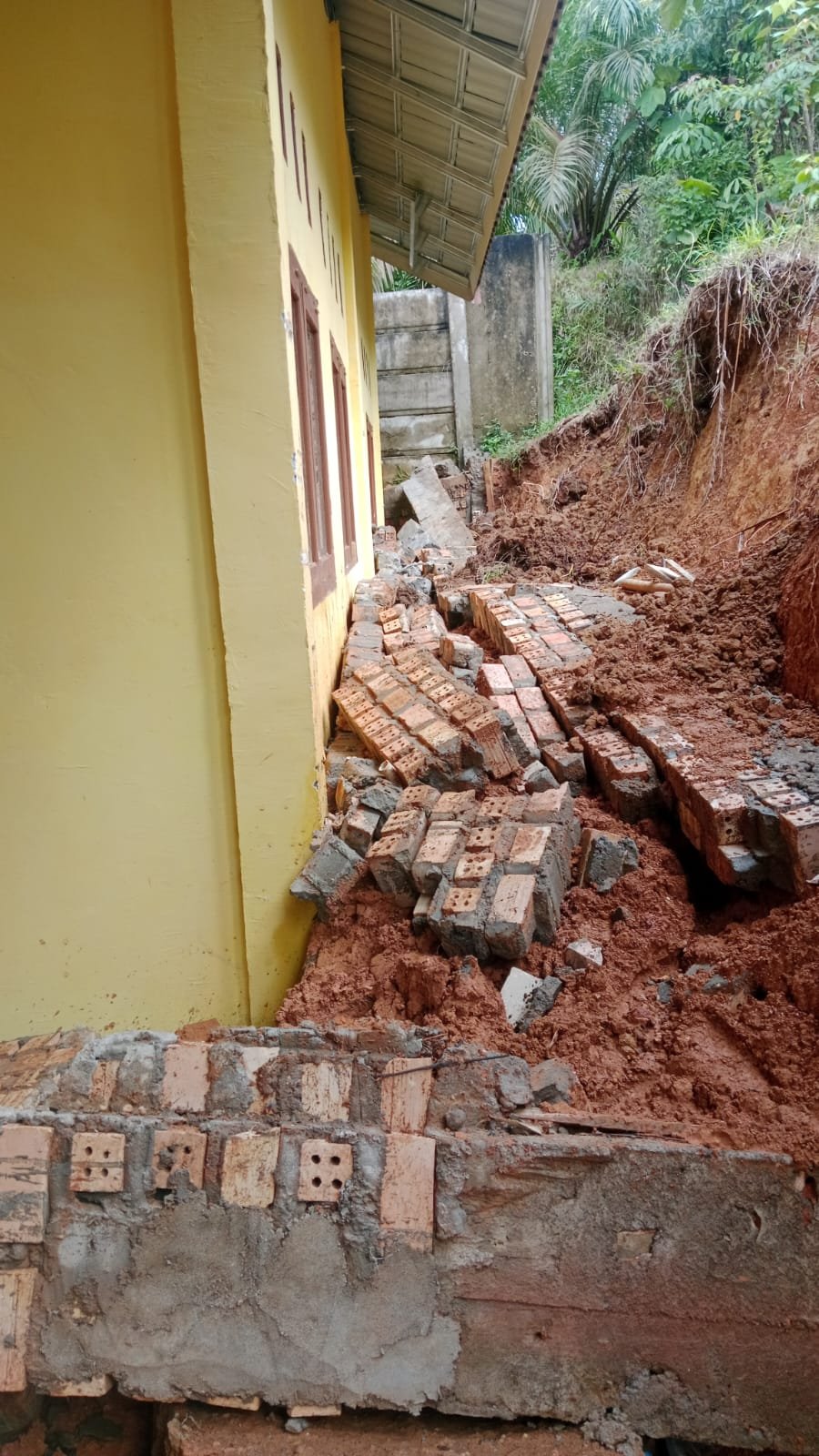 Baru Selesai Dibangun Turap SDN 188/1Kembang Seri, Sudah Ambruk Berantakan