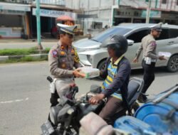 Jumat Berkah, Satlantas Polres Aceh Timur Berbagi Nasi Kotak Kepada Pengguna Jalan