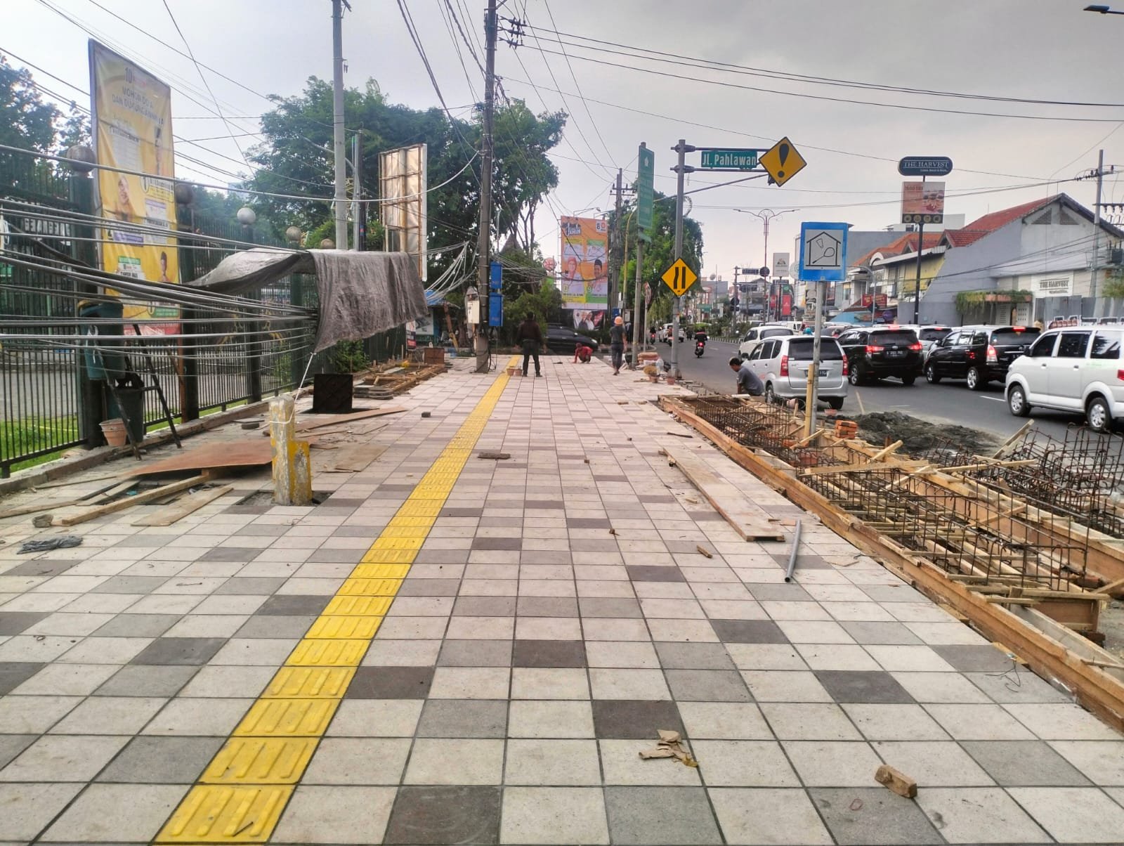 Terlihat Bersih, Gus Muhdlor Lebarkan Trotoar Depan GOR Sidoarjo Bikin Nyaman Pejalan Kaki