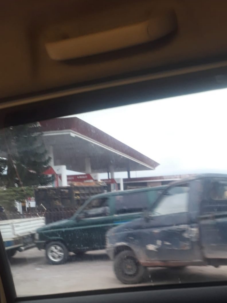 Antrian Panjang Para Pengerit Minyak Mobil dan Motor di SPBU 2433199 Gadung Toboali tidak ada Tindakan Tegas Dari APH