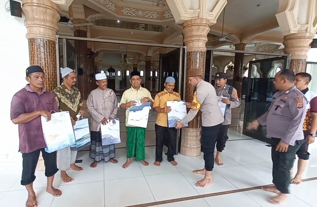 Kapolsek Pantee Bidari Berhati Mulia Bersama Personilnya Membersihkan Masjid Baiturrahim