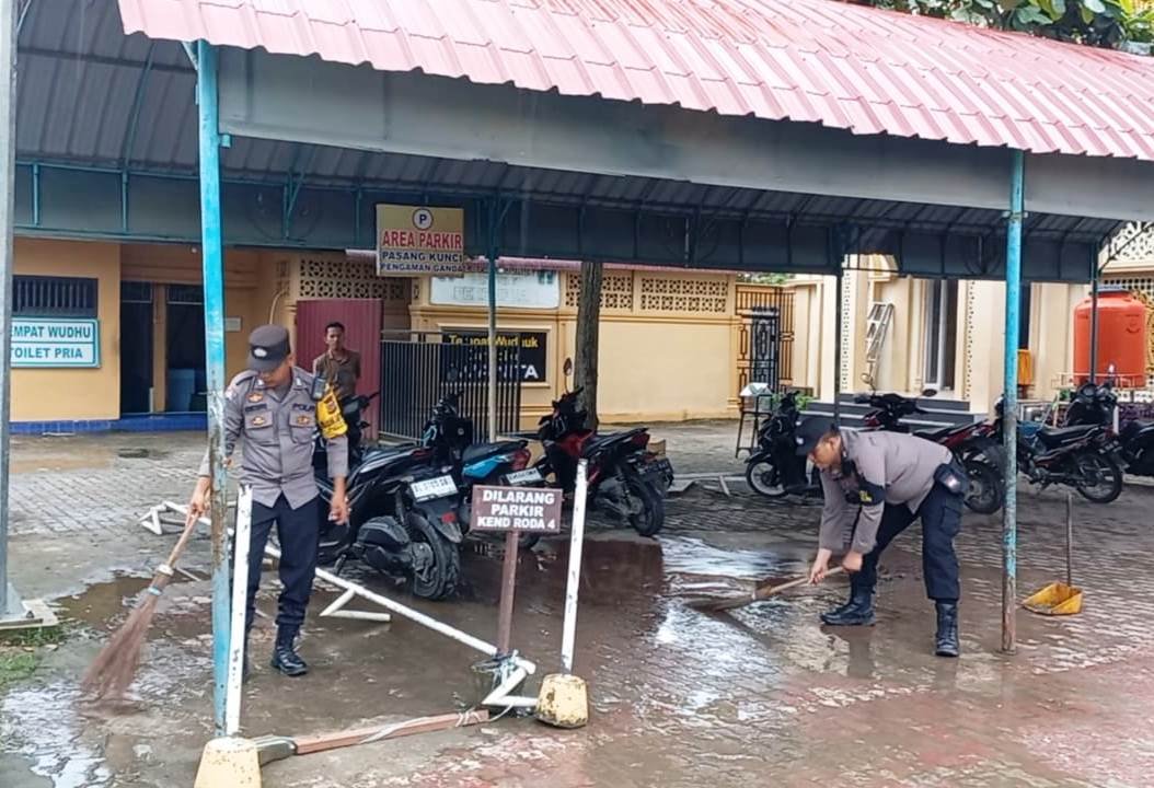 Kapolsek Pantee Bidari Berhati Mulia Bersama Personilnya Membersihkan Masjid Baiturrahim