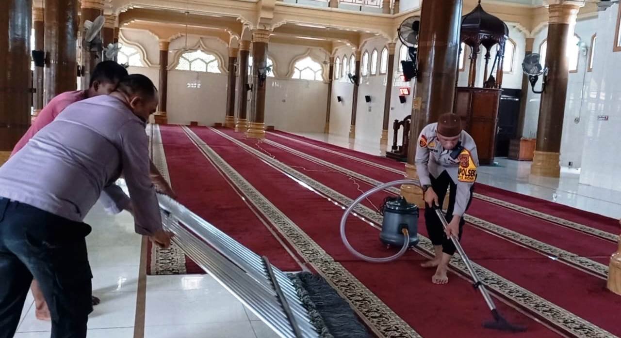Kapolsek Pantee Bidari Berhati Mulia Bersama Personilnya Membersihkan Masjid Baiturrahim