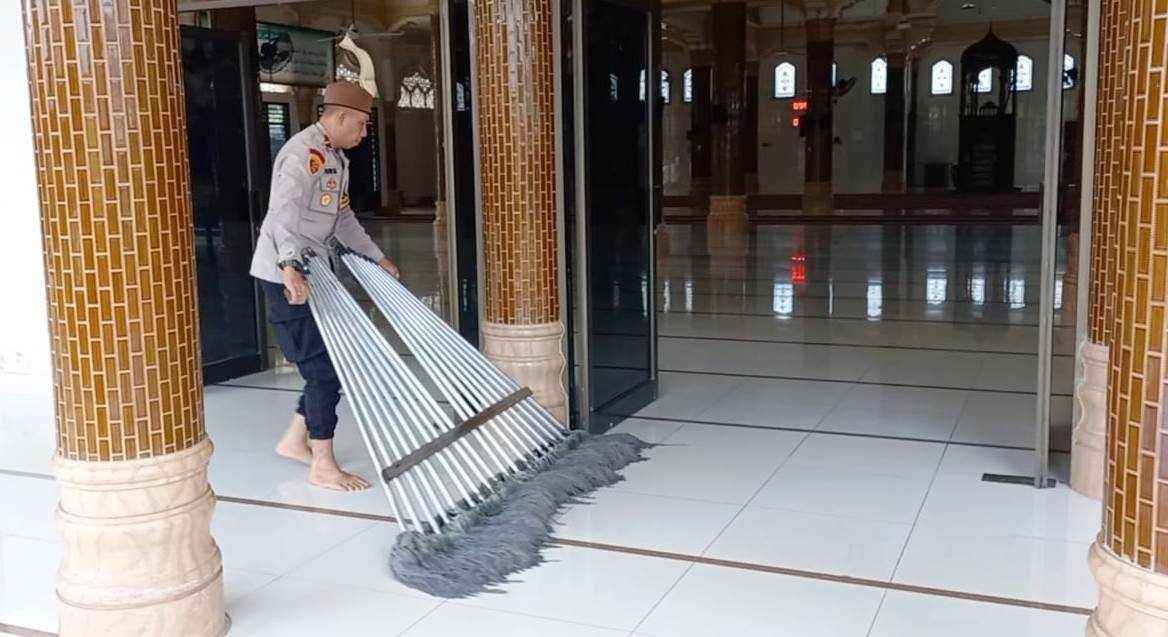 Kapolsek Pantee Bidari Berhati Mulia Bersama Personilnya Membersihkan Masjid Baiturrahim