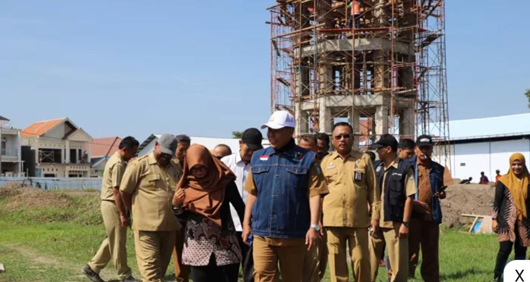 Pj Bupati Jombang saat melakukan sidak ke salah satu proyek DAK Integrasi yang dikerjakan Dinas Perkim Jombang di Desa/Kecamatan Jombang (Achmad RW/Radar Jombang)