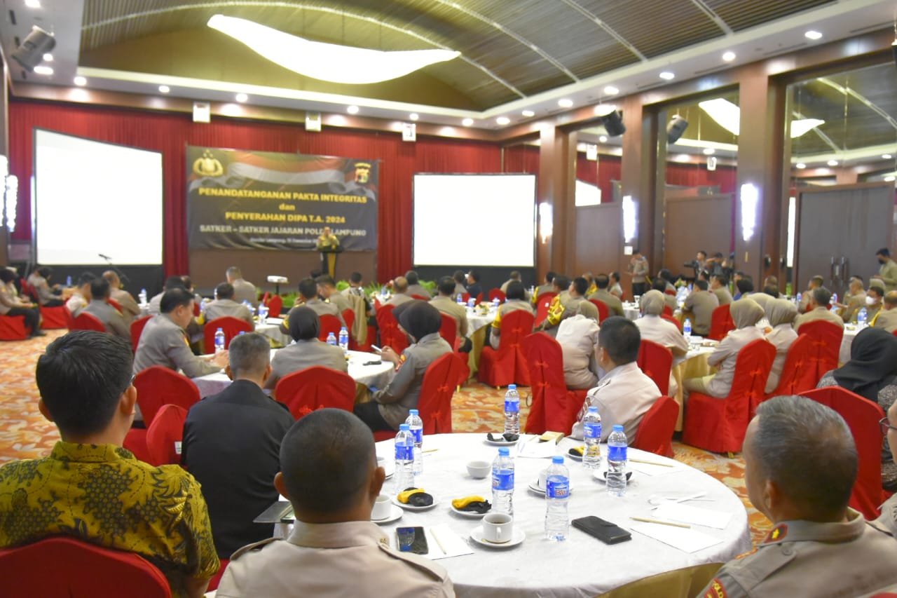 Kapolda Lampung tegaskan gunakan Anggaran Secara Tepat Sasaran, Saat Serahkan DIPA Polda Lampung TA 2024 Kepada Jajaran