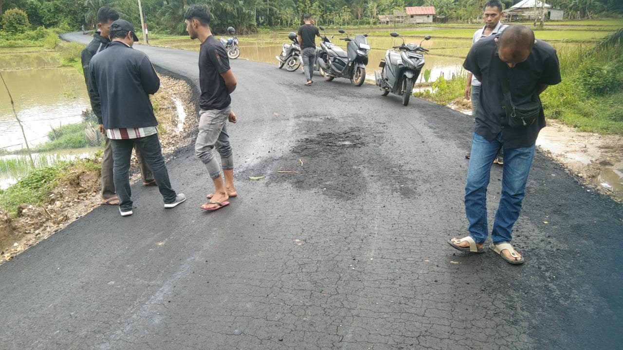 Masyarakat Khususnya Desa Asan Rampak Kecewa Dengan Pengaspalan Jalan Di Duga Asal Jadi